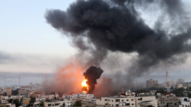 List The Times of Israel ve středu informoval o dvou mrtvých v Lodu, kde raketa zasáhla vůz se čtyřicetiletou ženou a sedmiletou dívkou. Podle starosty města obě patřily k arabské komunitě