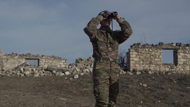 Arménský voják na válečné pozici kousek od rozdělené vesnice Taghavard v Náhorním Karabachu.