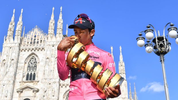 Kolumbijský cyklista Egan Bernal s trofejí pro vítěze Gira d&#039;Italia