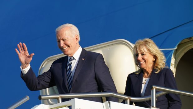 Biden přistál v prezidentském speciálu Air Force One na letišti britského letectva v Mildenhallu