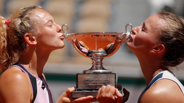 Barbora Krejčíková (vpravo) a Kateřina Siniaková slaví titul ve čtyřhře na Roland Garros
