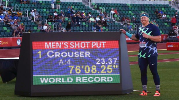 Americký koulař Ryan Crouser vytvořil na domácím šampionátu v Eugene výkonem 23,37 metru nový světový rekord