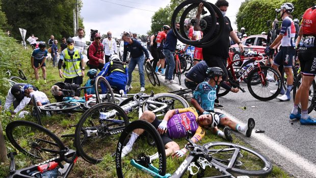 Hromadný pád v první etapě letošní Tour de France