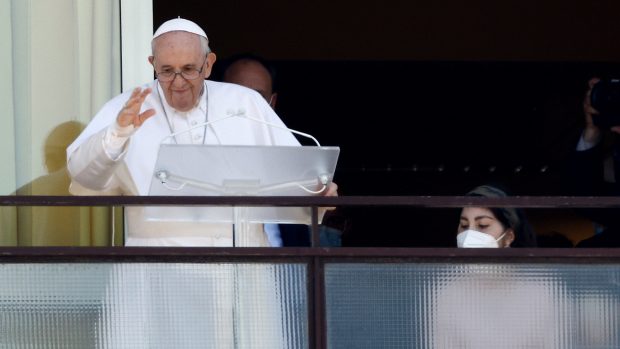 Papež František se poprvé od plánované operace objevil na veřejnosti