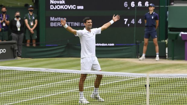 Srbský tenista Novak Djoković slaví triumf na Wimbledonu