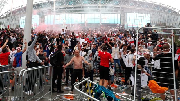 Řádění fanoušků před finále fotbalového Eura ve Wembley