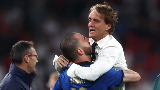 Trenér Roberto Mancini v objetí se stoperem Leonardem Bonuccim