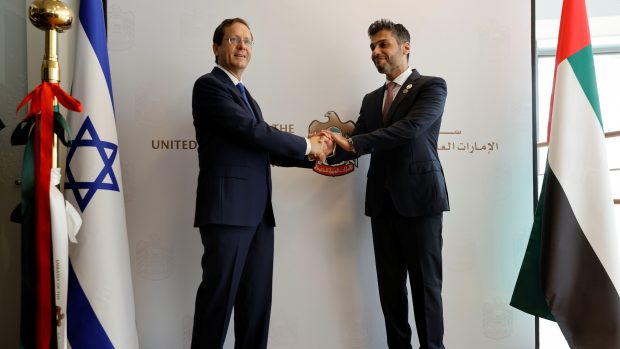 Otevření velvyslanectví Spojených arabských emirátů v Izraeli. Zúčastnil se ho izraelský prezident Jicchak Herzog (vlevo)