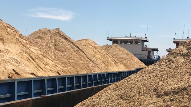 Těžba písku v ČÍně.