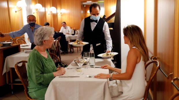 Zákazníci v restauraci v Itálii potřebují od pátku covid pas