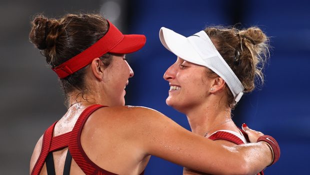 Markéta Vondroušová (vpravo) gratuluje své soupeřce k olympijskému triumfu.