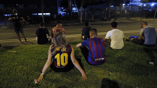 Fanoušci Barcelony se ve čtvrtek v noci shromáždili před stadionem.