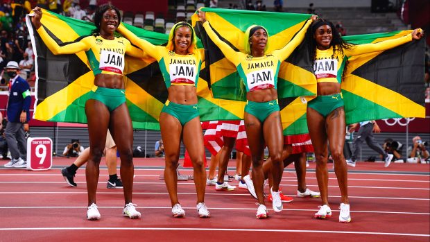 Jamajské sprinterky slaví zlatou medaili i ve štafetě na 4x100 metrů