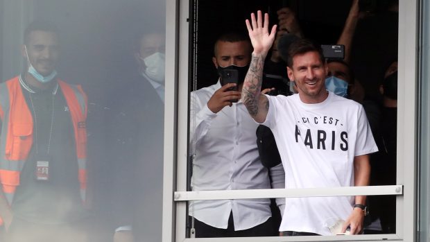 Lionel Messi zdraví fanoušky v Paříži.