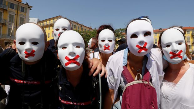 Ve Francii se již pátý víkend v řadě protestovalo proti covid pasům