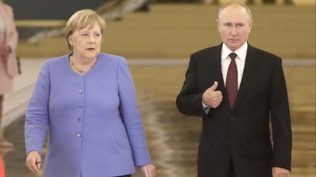 Německá kancléřka Angela Merkelová a ruský prezident Vladimir Putin na schůzce v Kremlu.