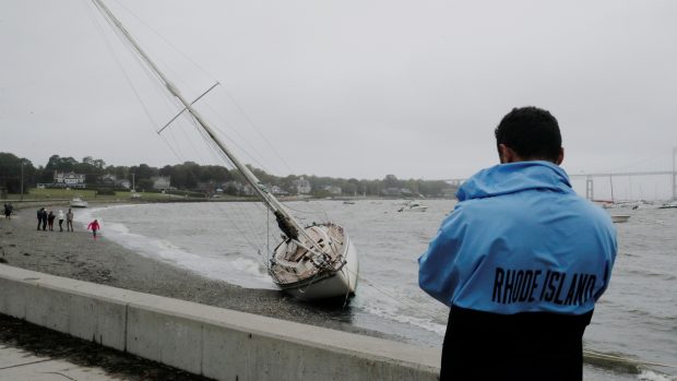 Loď vyplavená na břeh během bouře Henri v Rhode Islandu