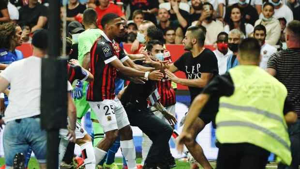 Nedělní utkání 3. kola francouzské fotbalové ligy mezi Nice a Marseille se kvůli diváckým nepokojům nedohrálo