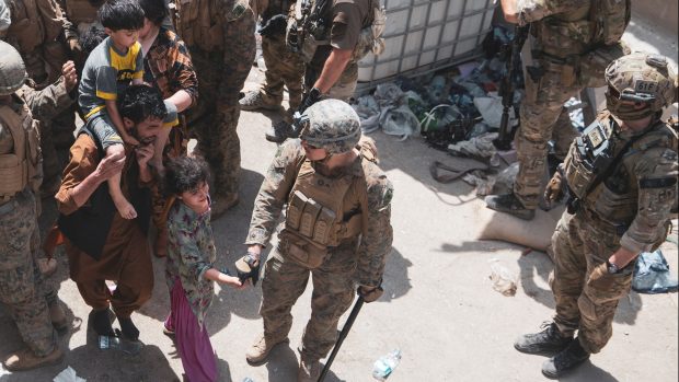Američtí vojáci v uplynulých dvou týdnech pomáhali s evakuací Afghánců.