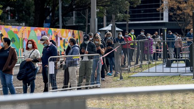 Lidé v Sydney čekají na očkování proti koronaviru