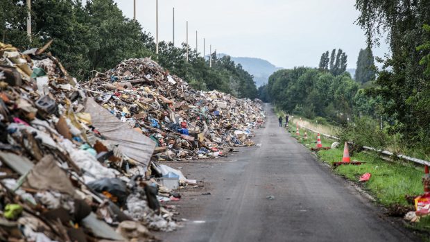 Osmikilometrová skládka z odpadků po záplavách v Belgii