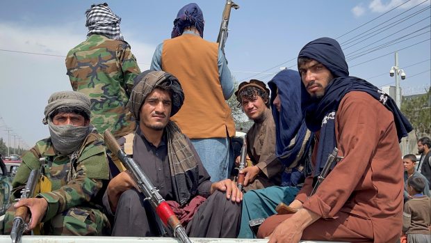 Tálibánci hlídkují u kábulského letiště