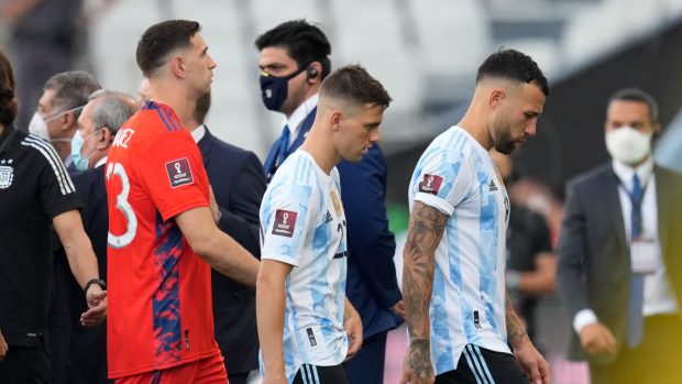 Argentinští fotbalisté míří po přerušení zápasu s Brazílií do kabin