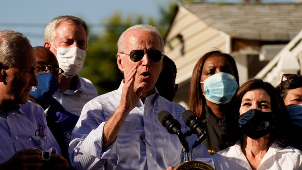 Prezident Joe Biden ve městě Manville zasaženém hurikánem Ida.