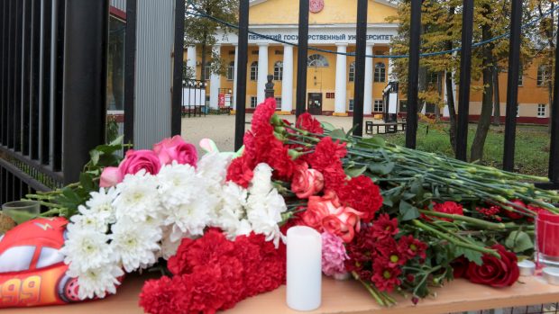 Pietní místo za oběti střelby na permské univerzitě v Rusku