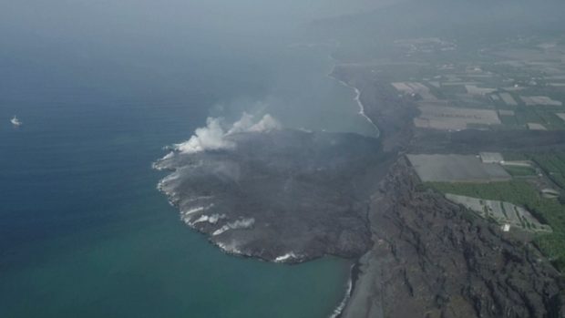 Podle satelitního sledování programu Copernicus pokryla láva na ostrově La Palma už 370 hektarů půdy, dostala se i do moře