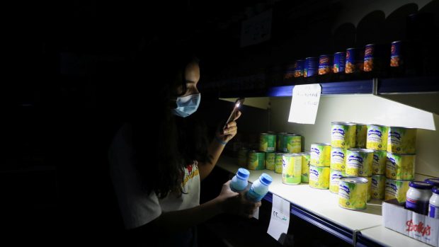 Nákup potravin během víkendového výpadku elektřiny v Libanonu