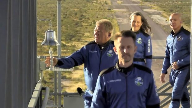 Na palubě kosmické lodi New Shepard společnosti Blue Origin zakladatele Amazonu Jeffa Bezose se do vesmíru podíval herec William Shatner, který hrál kapitána Kirka (úplně vlevo)