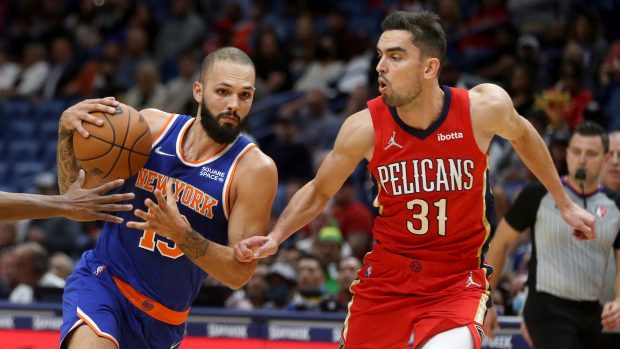 Evan Fournier z Knicks vedle Tomáše Satoranského z Pelicans