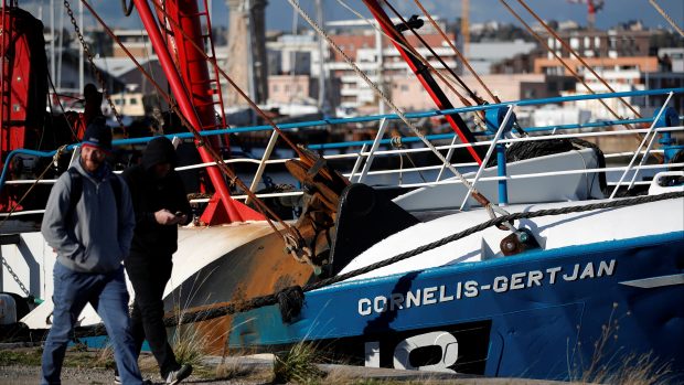 Britští rybáři prochází kolem lodi Cornelis-Gert Jan, která byla minulý týden zadržená Francií kvůli chybějící licenci