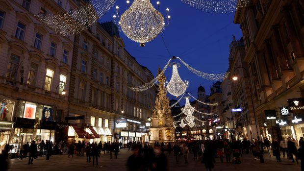 Od pondělí se v Rakousku dočasně zavírají i pověstné vánoční trhy