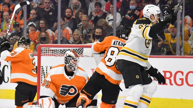 Útočník Boston Bruins Tomáš Nosek v 19. minutě využil volného prostoru v předbrankovém prostoru a otevřel skóre zápasu proti Philadelphia Flyers