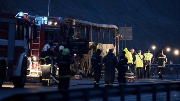 Nejméně 45 lidí, včetně 12 dětí, přišlo o život při nehodě autobusu ze Severní Makedonie, který v úterý časně ráno havaroval na dálnici na jihozápadě Bulharska