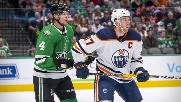 Miro Heiskanen z Dallasu brání hvězdu Edmontonu Connora McDavida