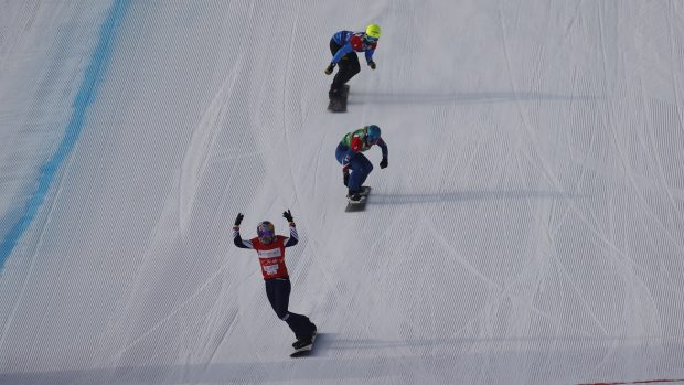 Snowboardcrossařka Eva Samková slaví výhru na závodu v Secret Garden