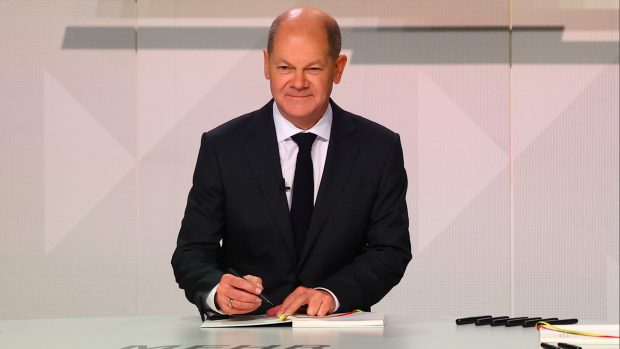 Sociální demokrat Olaf Scholz podepisuje koaliční smlouvu