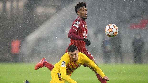 Kingsley Coman z Bayernu Mnichov v souboji s Clementem Lengletem z Barcelony