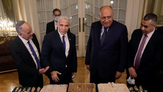 Izraelský ministr zahraničí Jair Lapid (druhý zleva) s egyptským protějškem Sámihem Šukrím (druhý zprava)