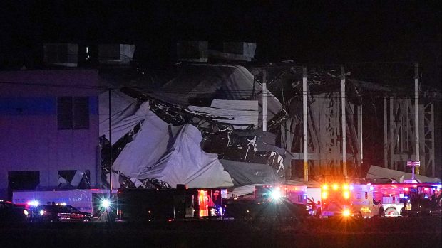 Několik lidí se zřejmě zranilo po pádu střechy ve skladu firmy Amazon v jižním Illinoisu