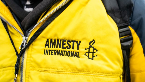 Logo nevládní organizace Amnesty International, která se zabývá ochranou lidských práv.