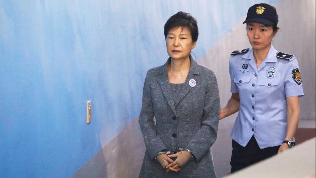 Jihokorejská exprezidentka Pak Kun-hje míří v doprovodu policie k soudu