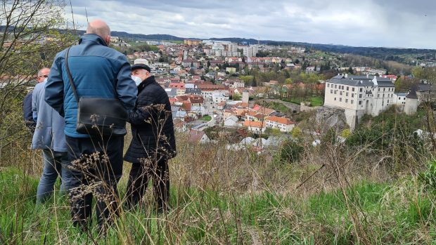 „Je odsud vidět na kostel i na zámek. A tak tady sním o tom, že by tu mohla být kaple,“ popsal místo biskup