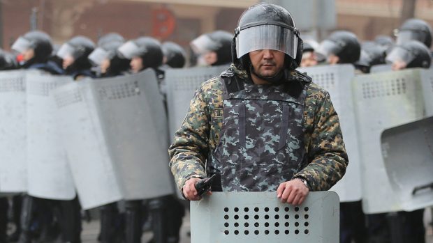 Kazašský poicista stojí na stráži během protestu vyvolaného zvýšením cen paliva v Almaty