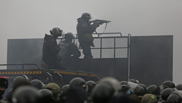 Kazašské pořádkové složky na barikádách během demonstrace v největším městě Almaty.