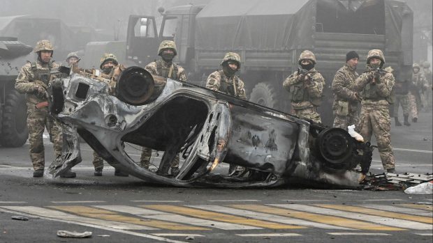 Ozbrojenci na hlavním náměstí v kazašském Almaty