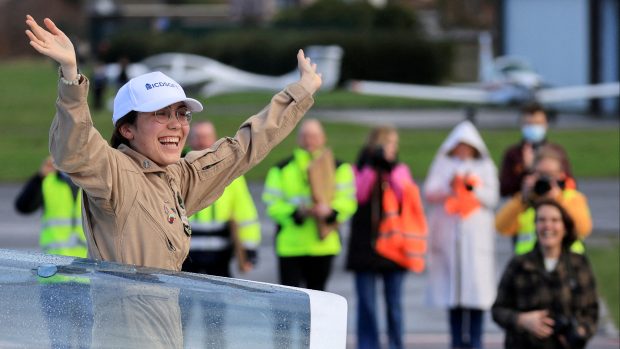 Zara Rutherfordová zakončila svou cestu kolem světa přistáním v Belgii, kde jí vítala rodina, fanoušci a novináři